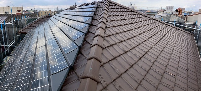 大垣市｜平板瓦の屋根で棟の劣化を発見！樹脂製の桟木への交換を提案